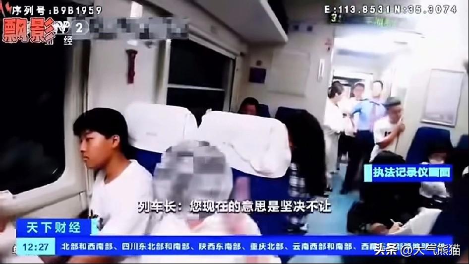 对于列车上的霸座女子，这位列车长干净利落就处理完毕，获得乘客的满堂喝彩。一开始