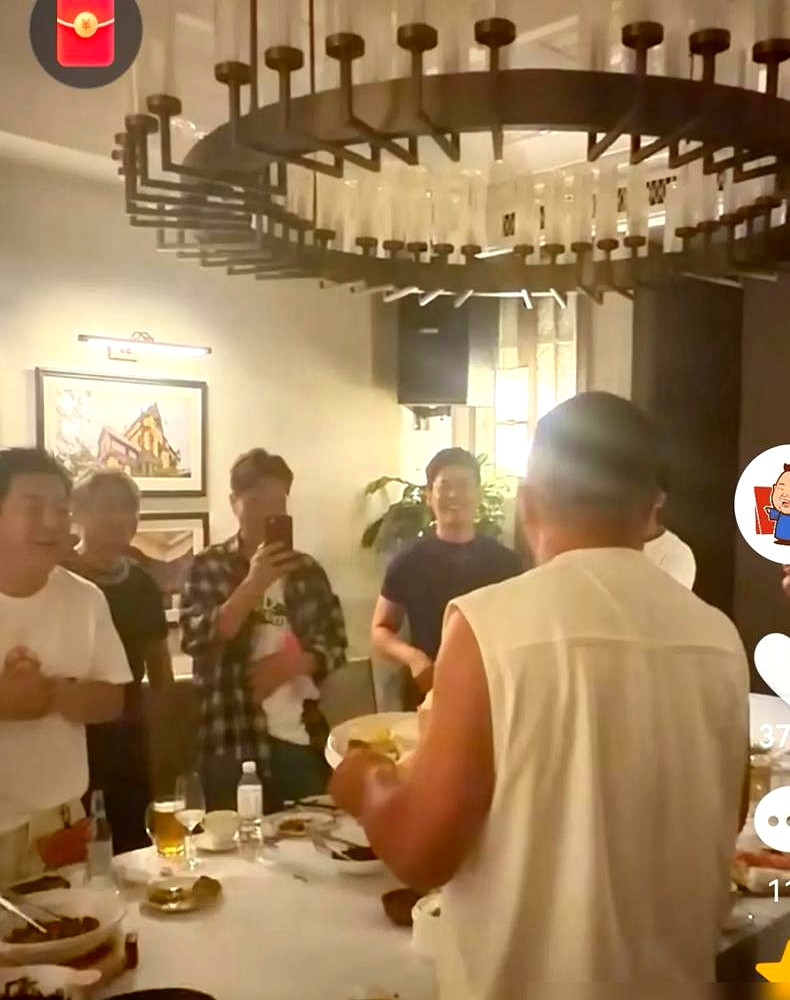 阎鹤祥45岁生日，拉着黄渤和王迅在青岛聚餐，桌上连个蛋糕都没摆，几个中年男人光顾着聊几十年前老电影里
