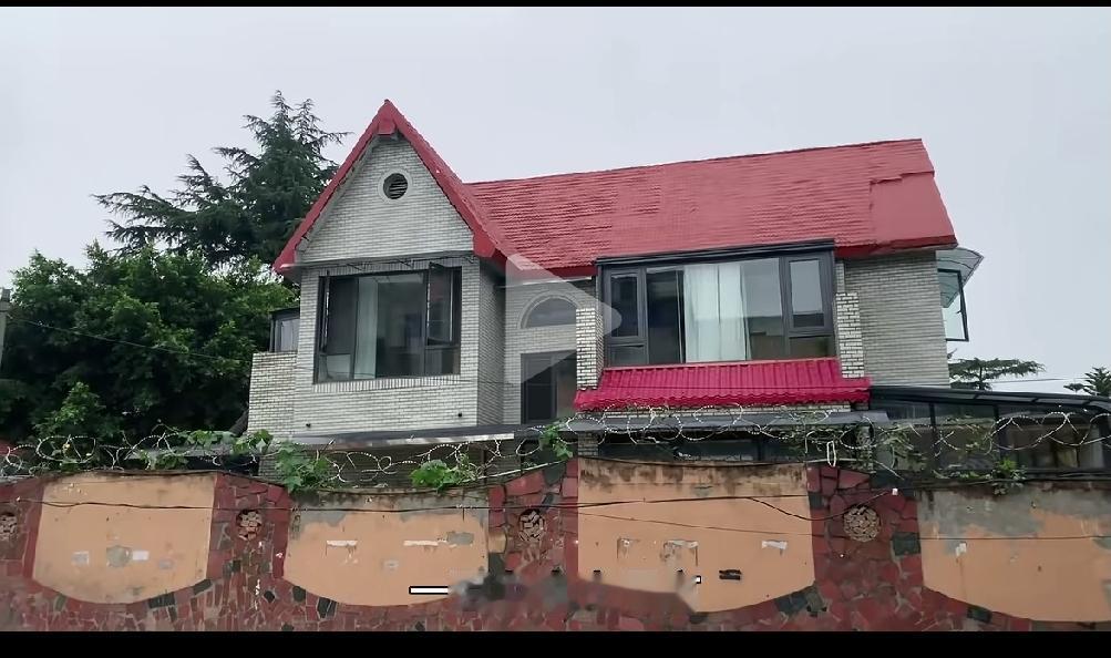 巩俐在成都的豪宅，欧式建筑风格，长期不在成都住，没人管理，显的破烂不堪，外墙脱皮