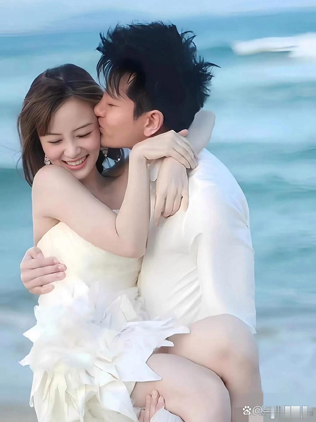 翻出李小璐贾乃亮当年的结婚照，李小璐真抢眼，笑起来甜，皮肤又白，妥妥是一堆男人心里的女神。​