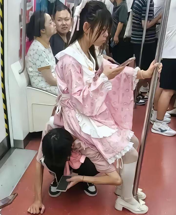 这舔狗做的“太到位”了！“人肉坐垫”：错位的“宠”，不是爱情该有的模样早高峰