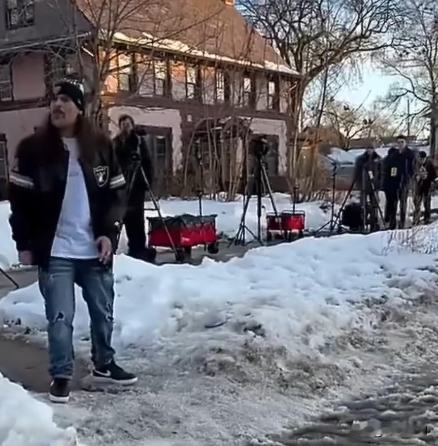 【美国男子号召民众持枪去白宫】美国ICE当街射杀37岁母亲，明尼阿波利斯一男