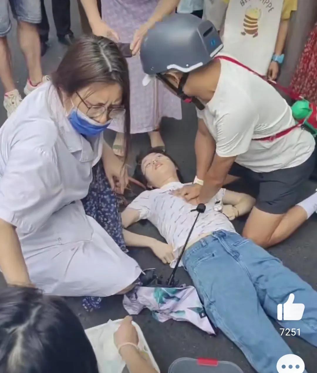 脏的是眼，凉的是心！男子跪地心肺复苏救人后续来了……7月12日，