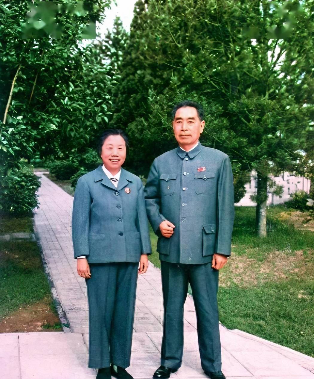 周总理去世3小时后，遗体被医生解剖研究。解剖室内的空气凝重。1975年10