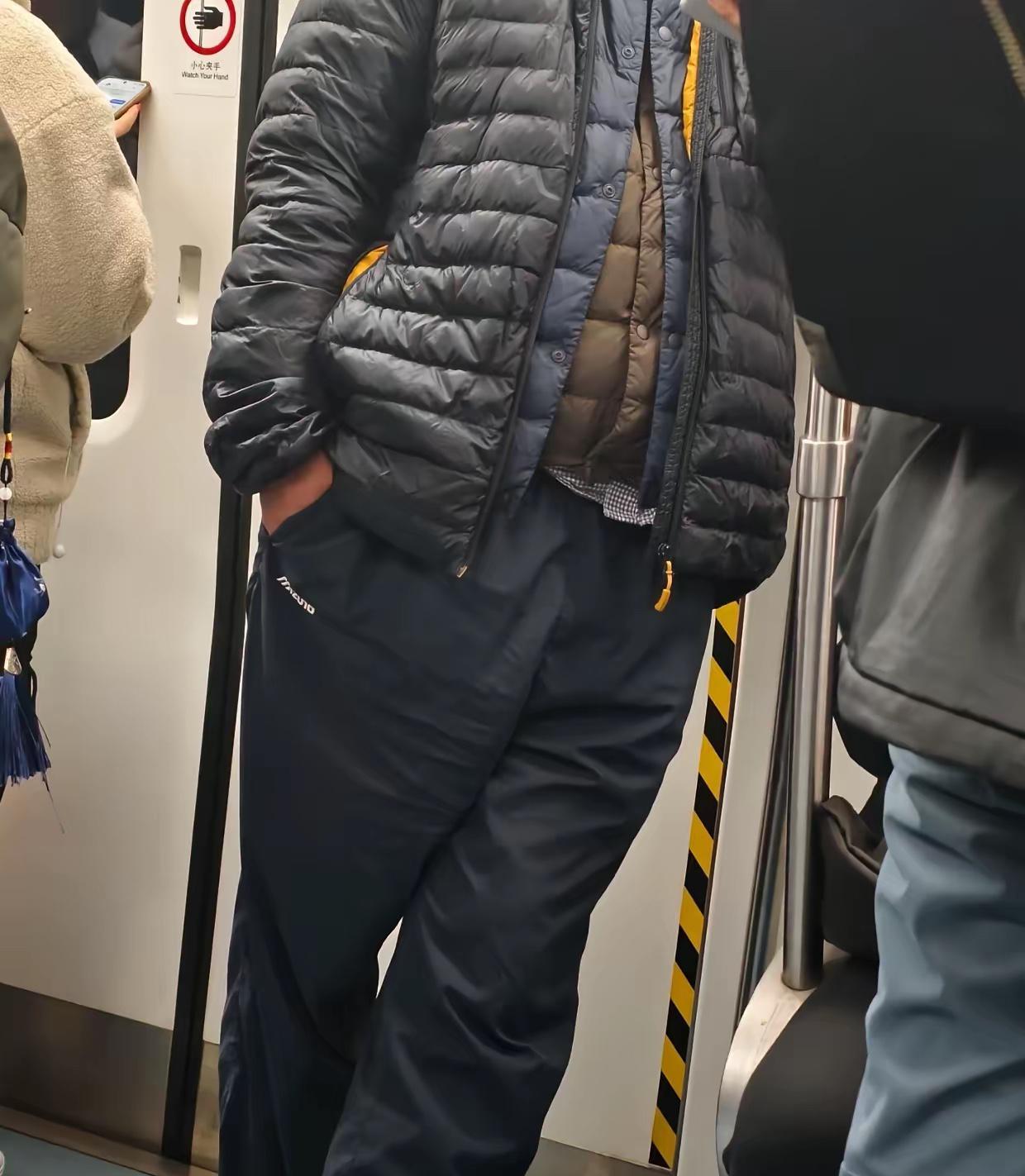 天气降温了，在地铁上，大哥家的羽绒服有的多啊！