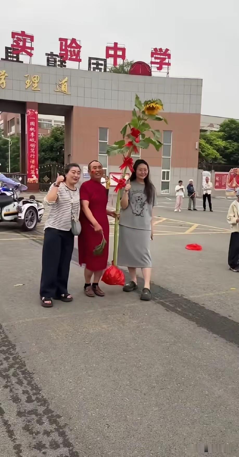 他的孩子一定是各科满分，看他穿着就能预料，不是请华就是北大。如果是考二、三百分的
