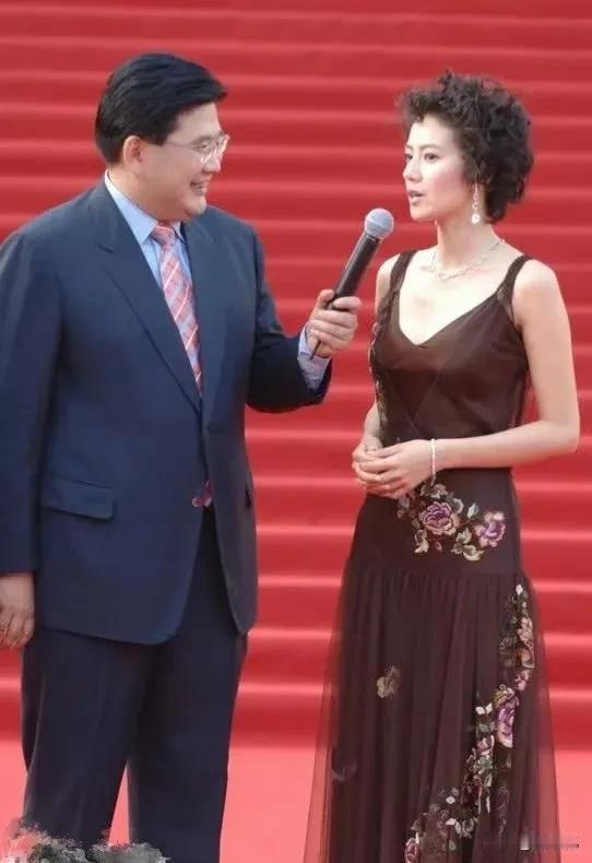 事情是这样的！刚吃饭的时候，我把这几张照片给我闺蜜看，她竟然反问我：“照片里