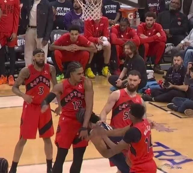 哈登这图真的是看的人又心酸又好笑的，都这样了，主教练阿特金森还在赛后采访说什么“