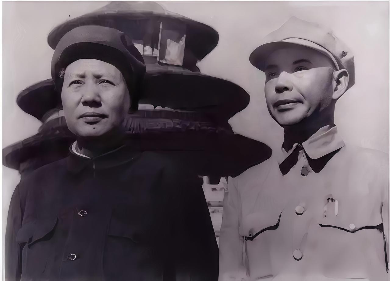 一位看了黄维给毛泽东守灵照的朋友补充了一个关键信息，他说：“黄维给毛主席守灵，除