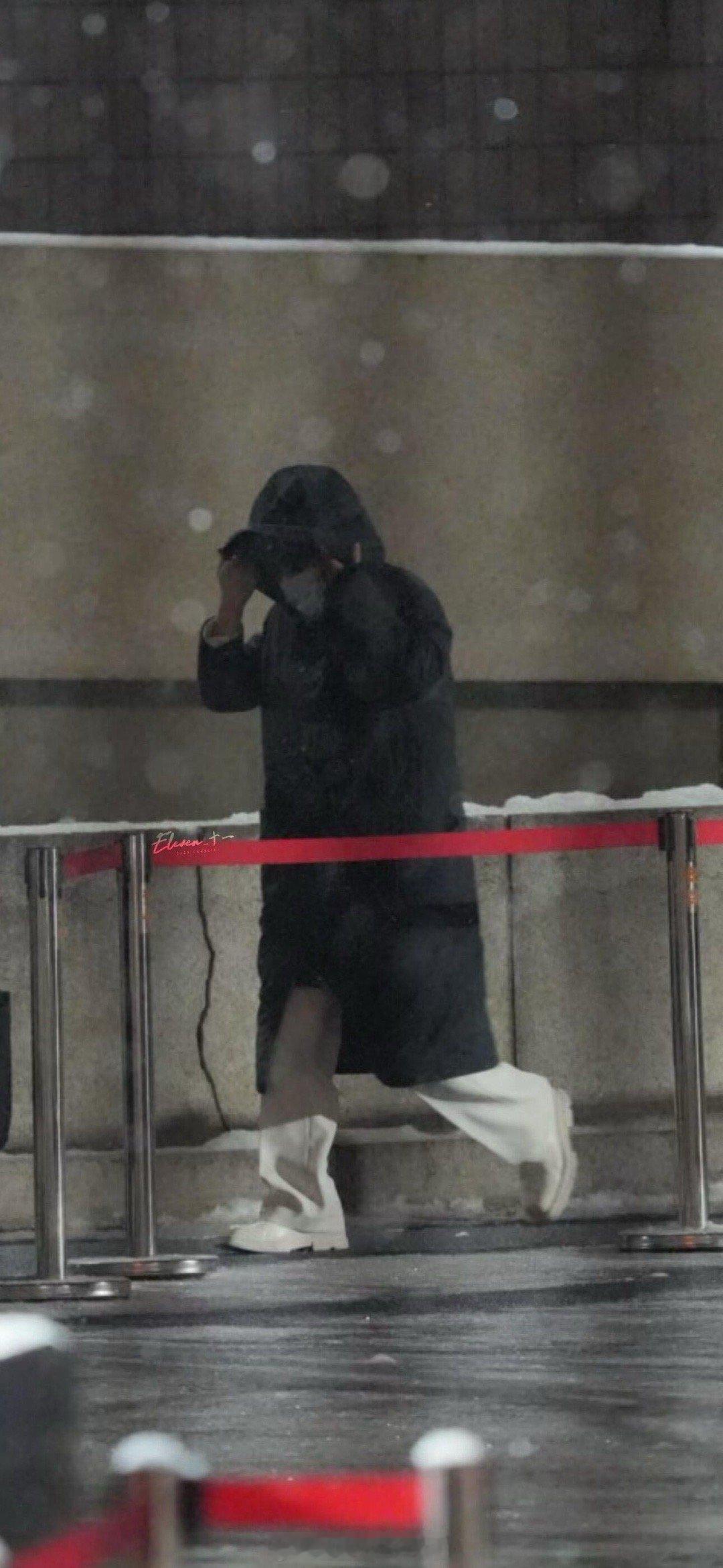 周深初雪路透瑞雪遇春晚，深深迎春来！彩排下班路上遇见北京初雪，周深元气满满打招