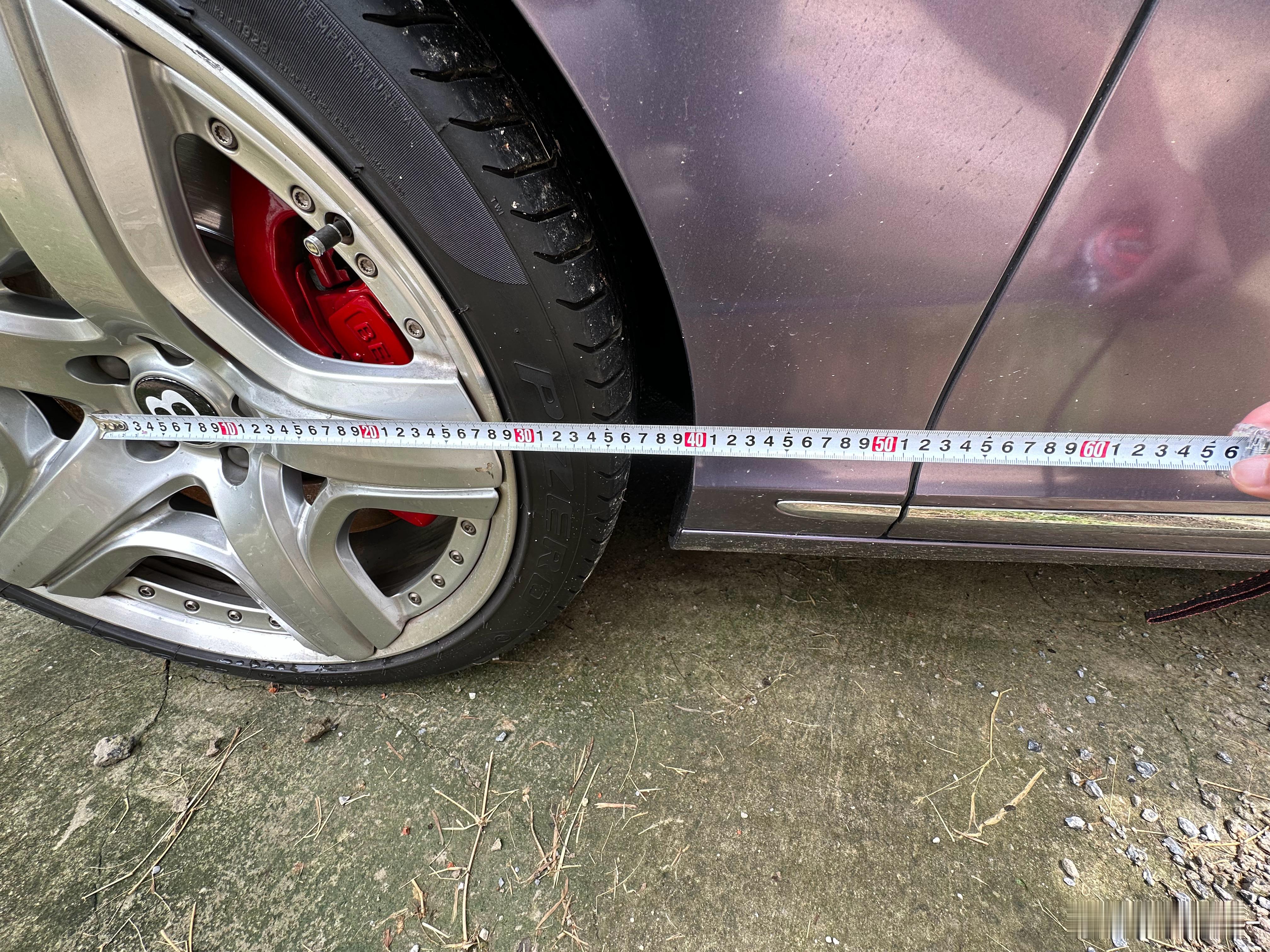 刚量的，宾利欧陆的dashtoaxle（门缝到轴心）长度仅为550mm左右，