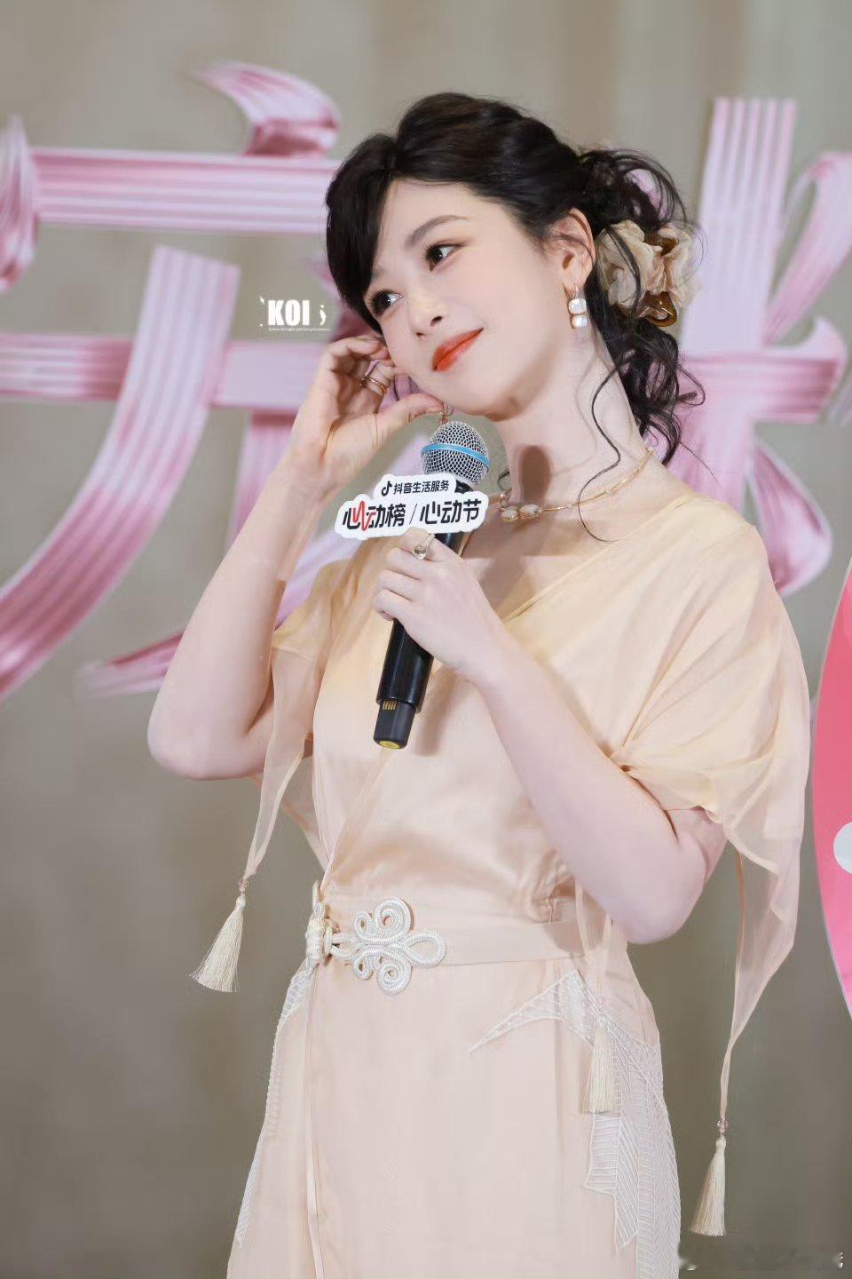 杨紫高定裸色裙造型，好温柔的美爱上杨紫像呼吸一样简单