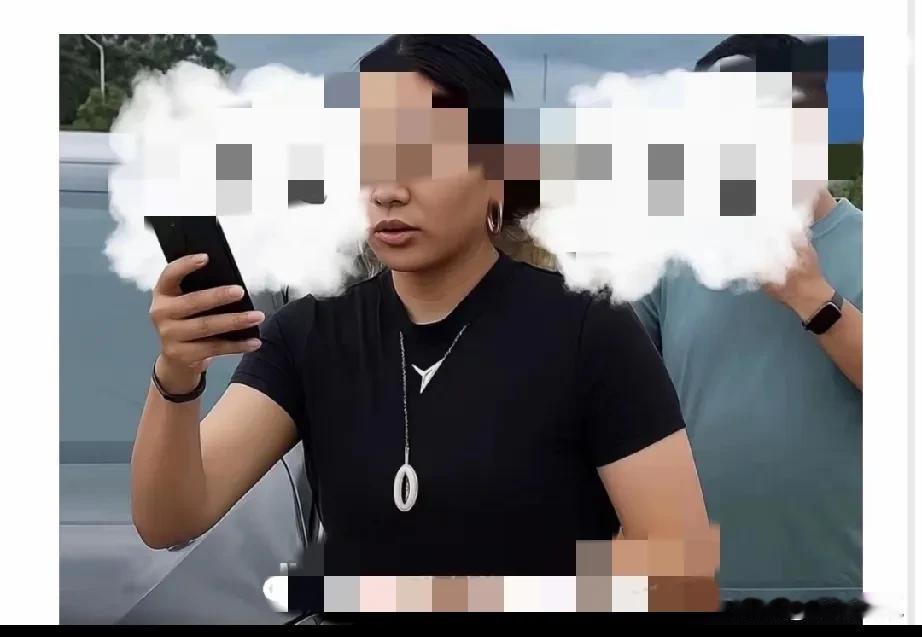 奔驰女司机的身份，我们猜测的还是太保守了！浪潮新闻的记者给防城港公安局宣传科