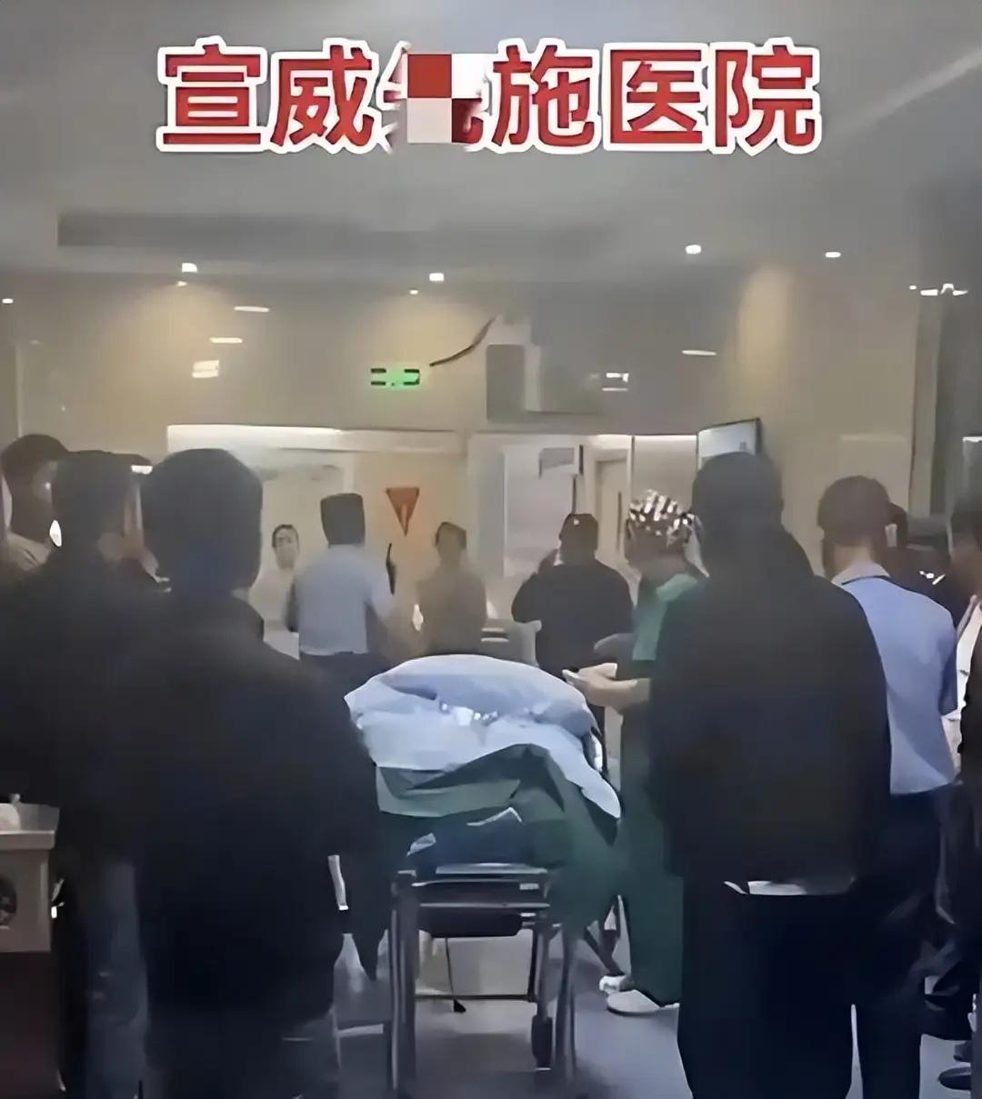 贵州威宁，6旬老汉在工地干活时，脚被卷进传送带，受伤了，工友没送他去20公里内的