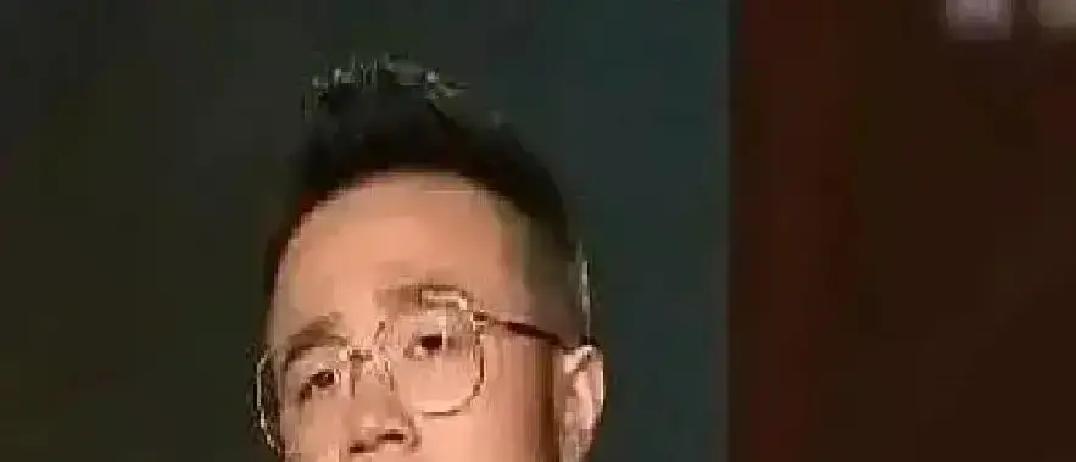 直播里，巴图一句“爸”，赵玉吉在镜头外秒回。三秒安静，弹幕炸了。当年宋丹丹