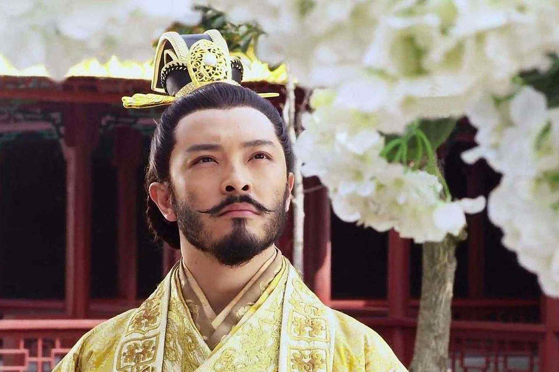 公元604年秋，洛阳宫城中新登基的杨广在烛光下展开地图。手指划过长江黄河，停在辽
