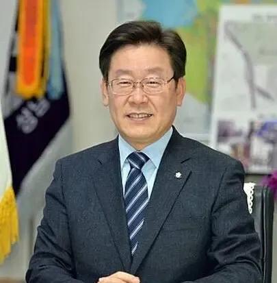 翻版卢武铉？不一样的李在明:1、李在明是一个比较亲中的韩国政治人物，称中国是“