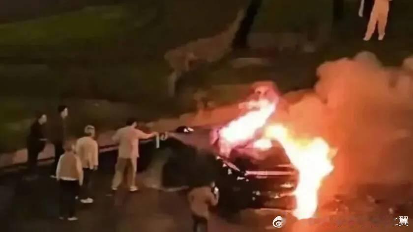 小米SU7成都碰撞燃烧调查公布这起事故让隐藏式门把手（尤其是全电子控制式）的安