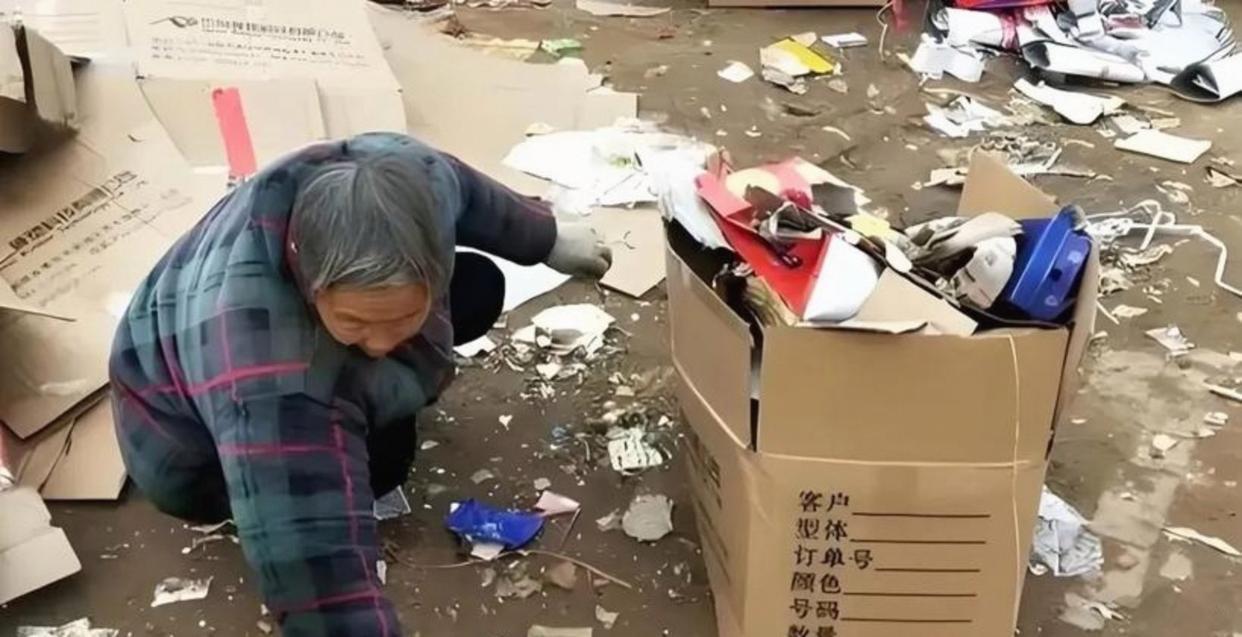 恶人自有天收！河南南阳，51岁大妈没跟超市打招呼就跑去院里捡纸箱，保安看见后上前
