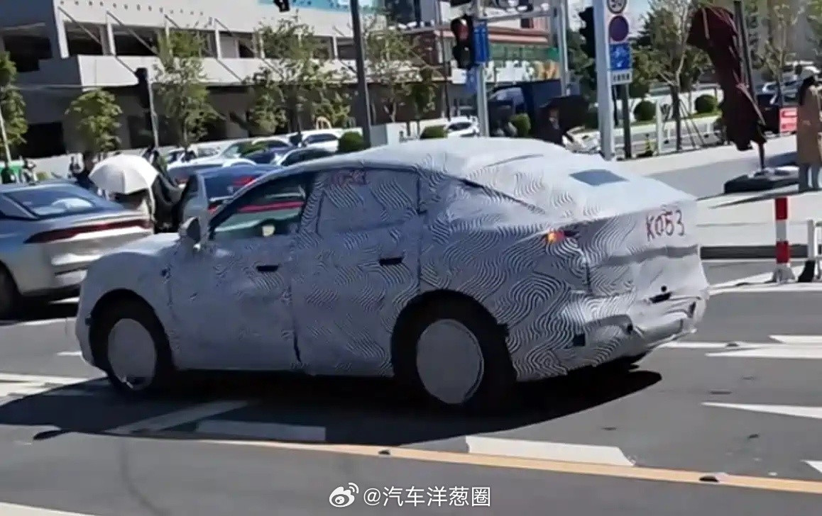 疑似小鹏MONASUV谍照，除了抬高底盘之外，大家觉得它和小鹏MONA03（