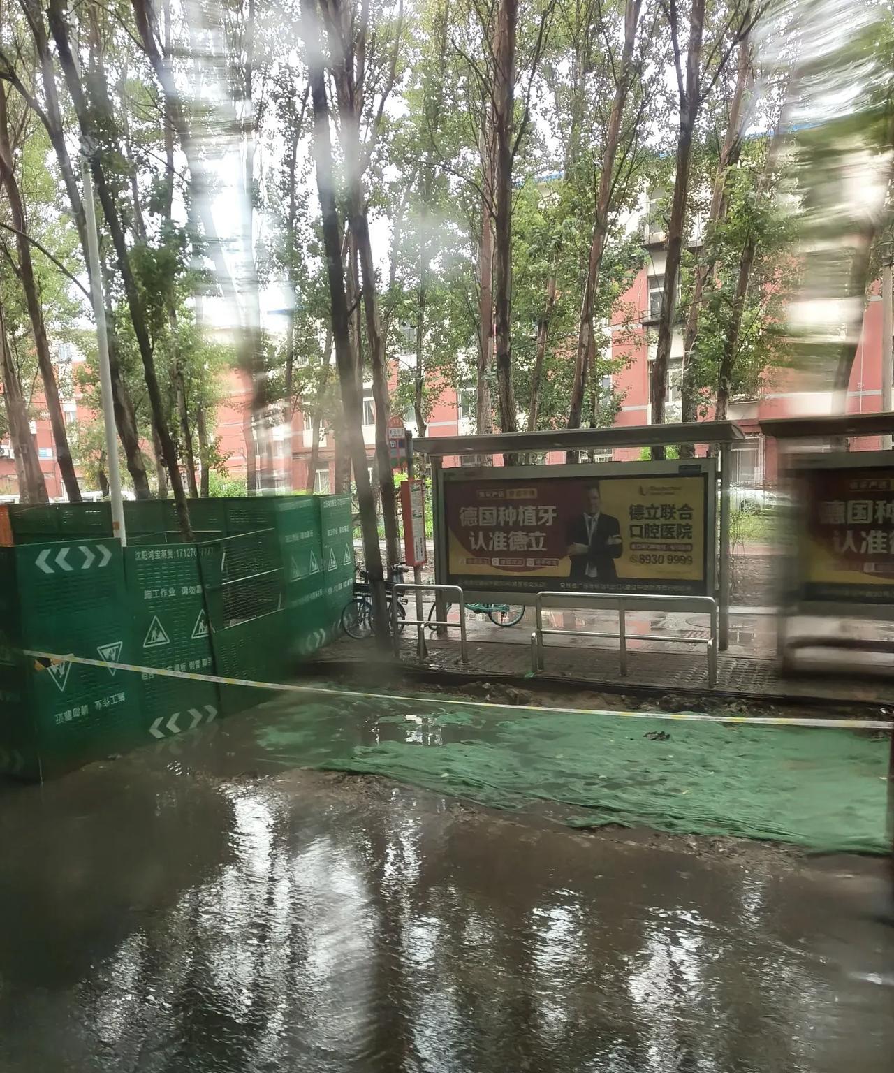 沈阳观泉路由东向西方向，部分路段在修路啦，路过的车友们得多加小心！施工区域用绿
