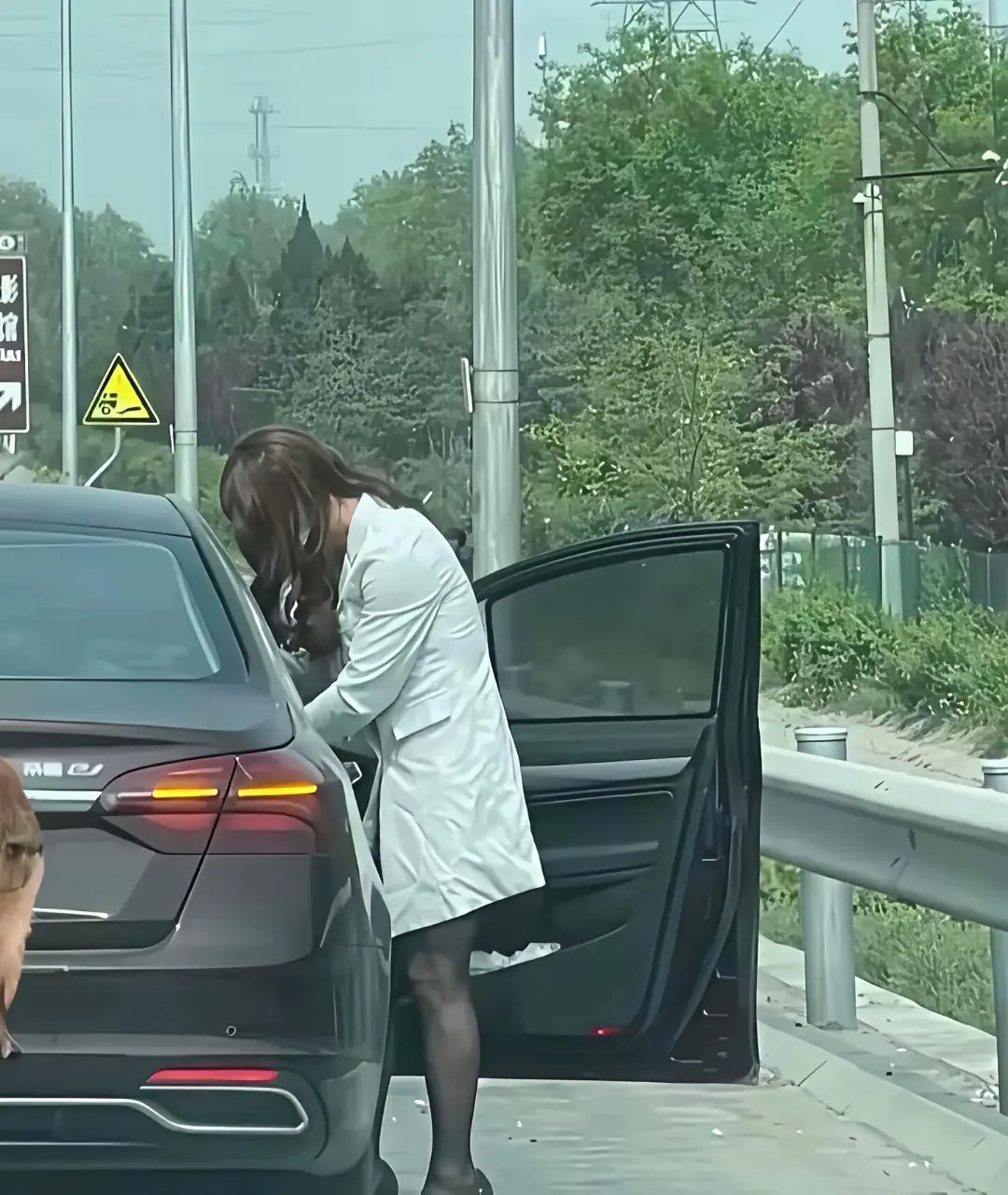 竟然穿女士的丝袜和衣服