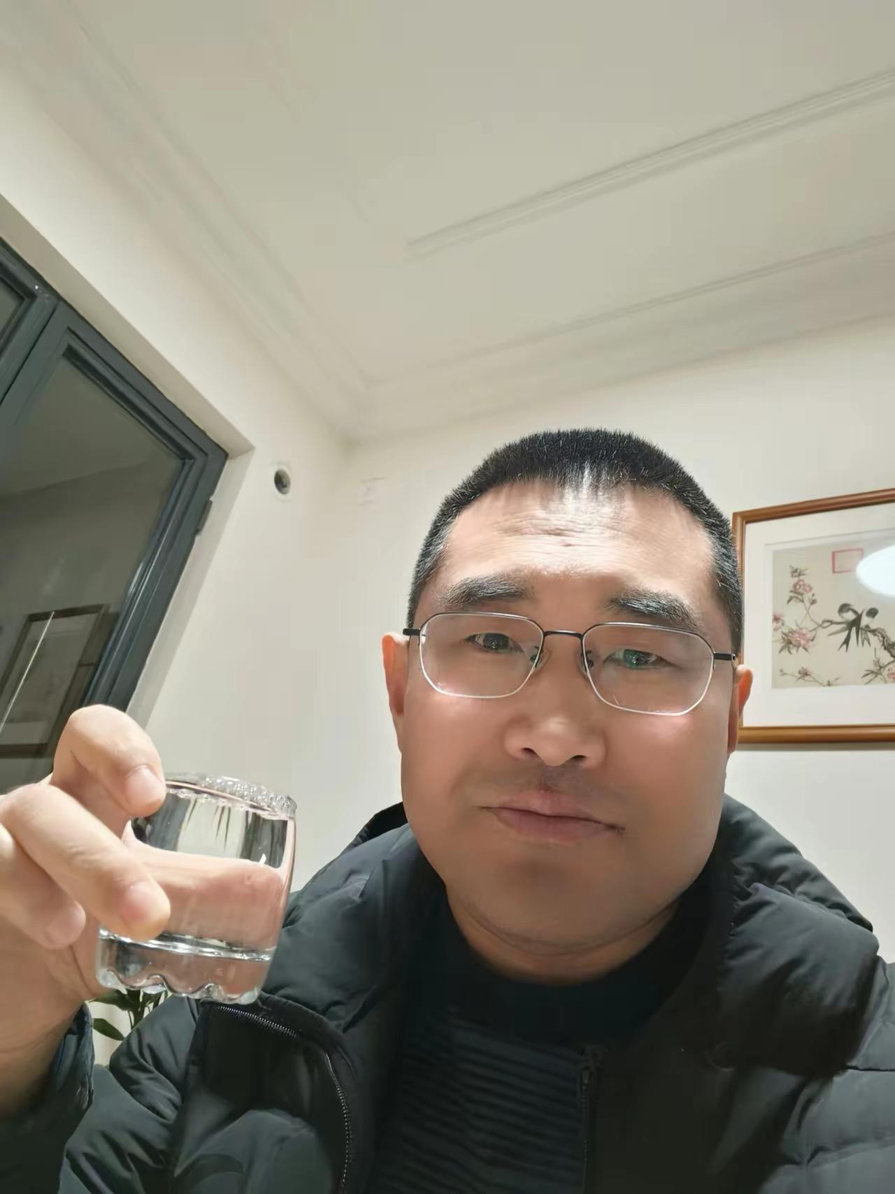 股市有这么个谚语，牛市来了要远离老股民。因为他们都被市场毒打过，只会买老登股，于