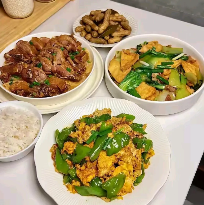 下班之后，老婆给我做的晚饭，坐了半天，我不想动筷子，我总感觉少了点什么。各位有你