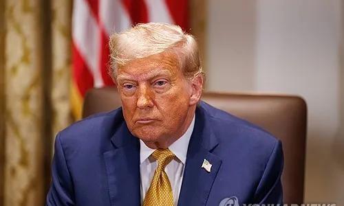 美国总统特朗普在白宫举行的内阁会议上，长达104分钟滔滔不绝地发表各种言论。对此