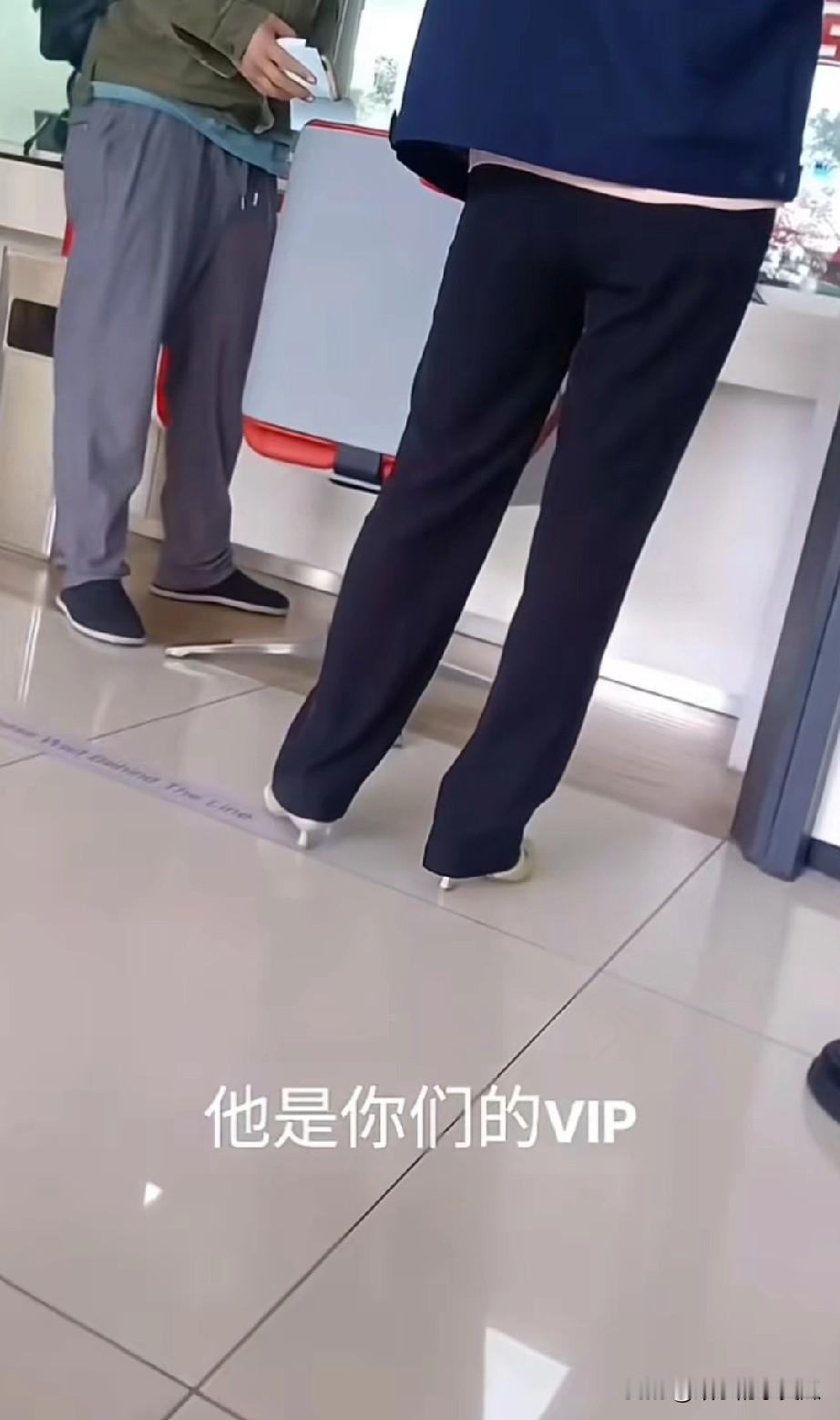 关于银行排队突然被这个兄弟点破了，茅塞顿开相信大家都遇到过这种情况就是自己
