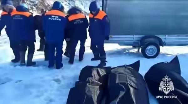 ​看到从贝加尔湖打捞出来的中国游客的尸体，非常心痛，这7具尸体用黑色的塑料袋包裹