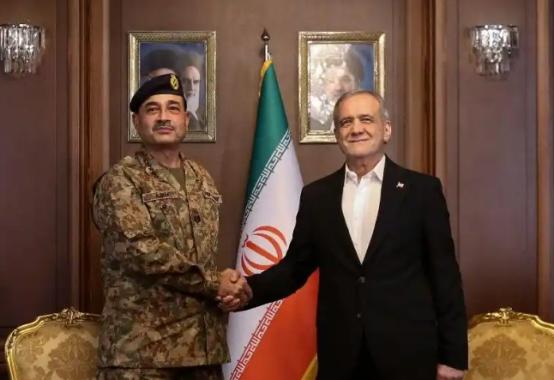 只要美伊能把协议谈妥，他居然要亲自坐飞机去巴基斯坦的伊斯兰堡，当场把字签了！特朗