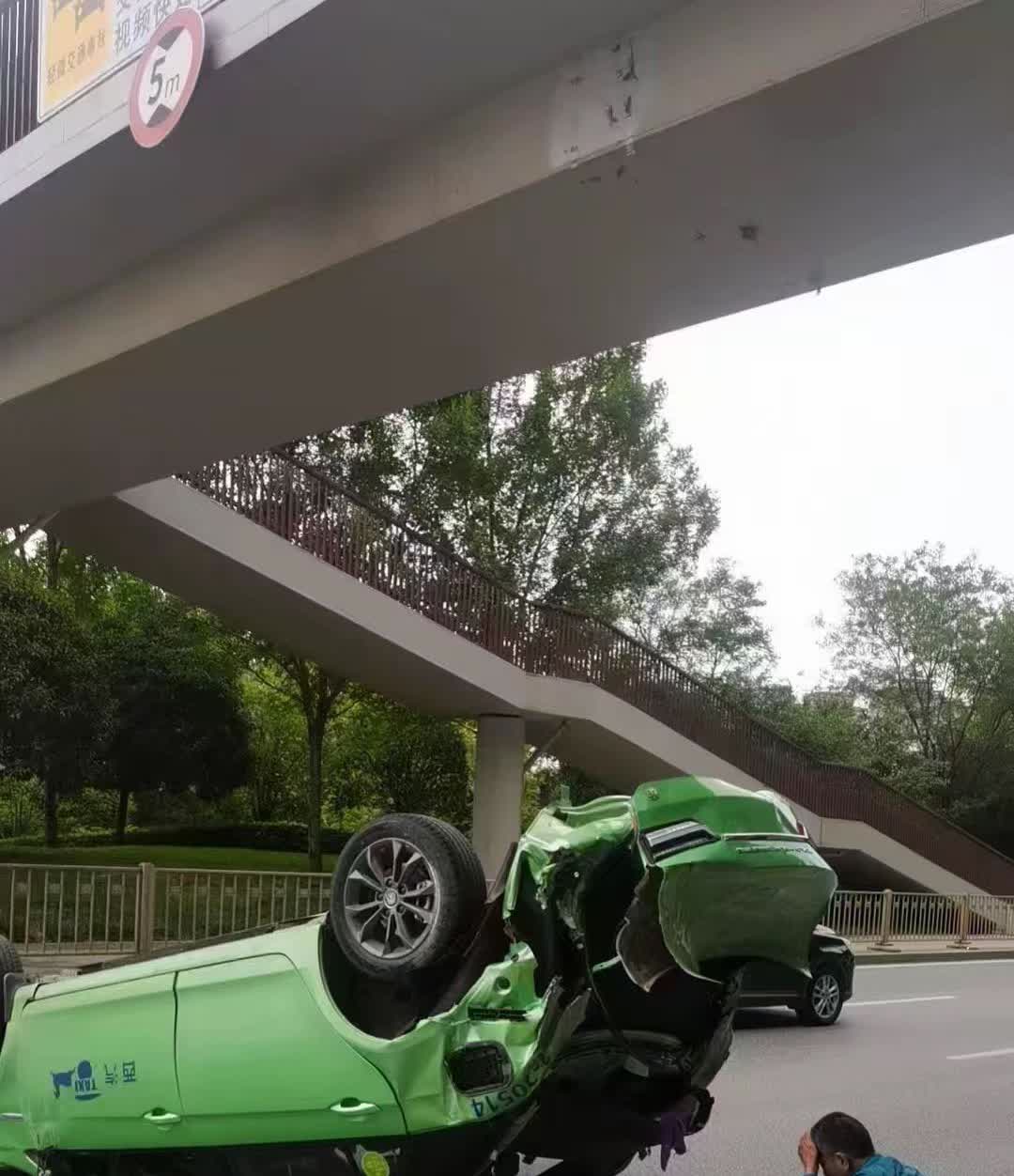 西安南三环出租车翻车现场陕ADV3607经查是西汽集团名下的一辆出租车