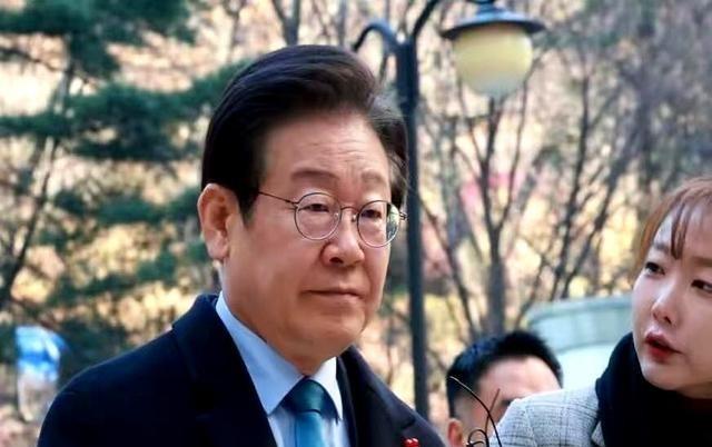 这事儿最有意思的，不是咱们和美国在黄海怎么着了。而是这消息，居然是韩国人自己捅出