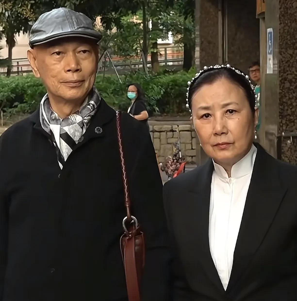 汪明荃俩夫妇穿戴得整整齐齐，看起来好有年代的爱呀。他们这个年代的爱人都是这样，做