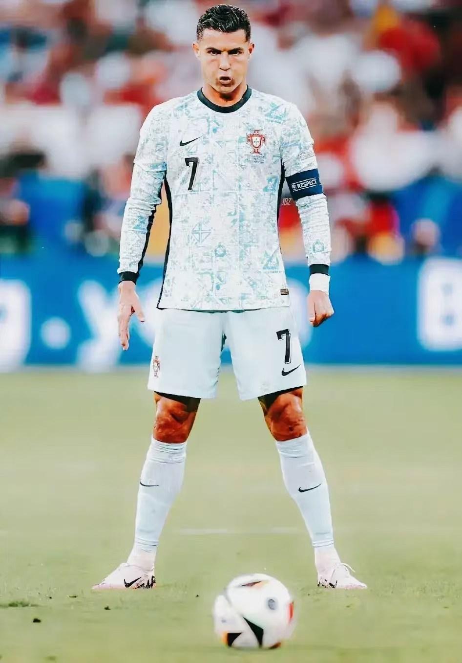 如果论历史的话，无疑是马拉多纳，但是现役的话没有人能比他的领袖能力更强，葡萄牙的