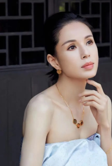 李若彤太美啦！小仙女一样。貌美如花似玉，<em>笑起来真好看</em>！像一朵水莲花一样漂亮！