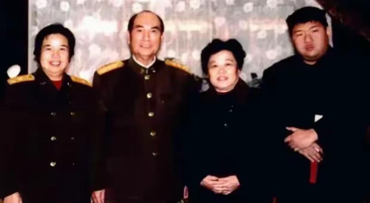 🌱1995年9月，张万年正式就任中央军委副主席。任职不久，他得知毛主席的儿子