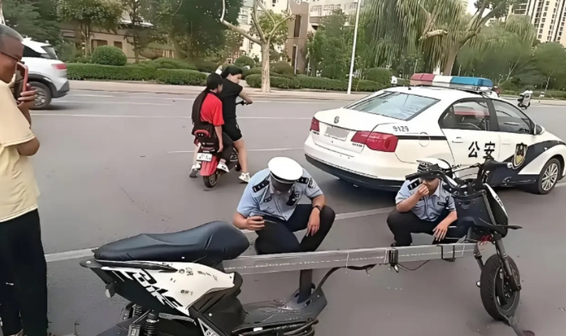 这是人才啊，把电动车改装成这样，交警叔叔恐怕也是头次见过吧！