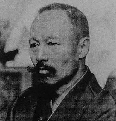 日俄战争时，日本一位与夏目漱石齐名的大文豪，作为军医奔赴战场。然而他的加入，竟让