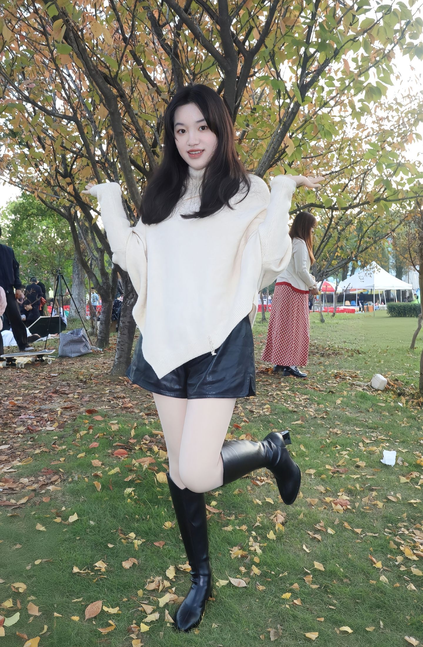 光腿神器长靴甜妹和冬天绑定啦！暖阳下的幸福时光今日穿搭