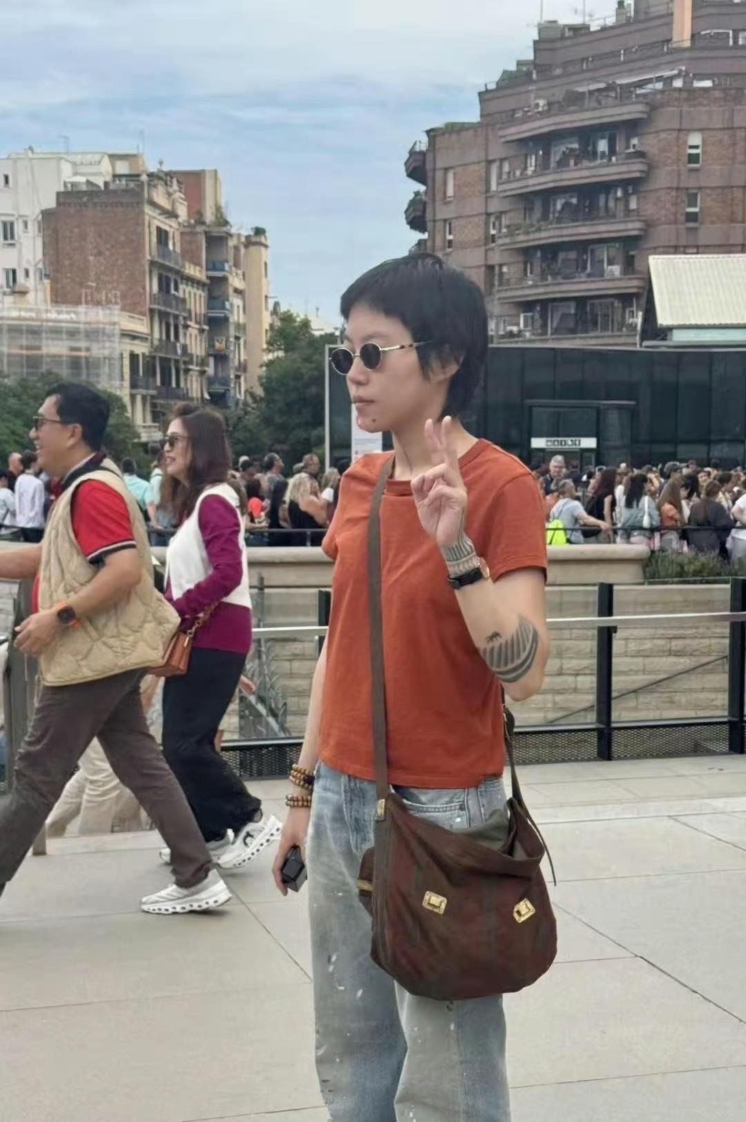 西班牙偶遇28岁窦靖童[捂脸哭][捂脸哭]这是网友在西班牙发回来的照片，窦靖童真人