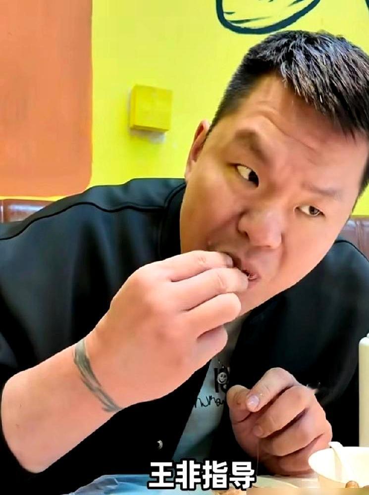 王非教练这脾气，真是连调整的机会都不给你！巩晓彬被当面骂到罚站墙角，王治