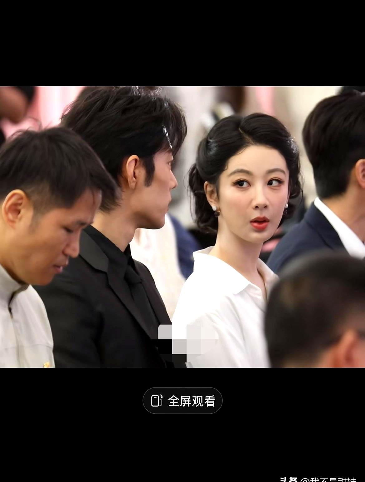热搜直接冲天！在一场正式典礼上，杨紫与肖战被安排相邻，胡歌就在旁边。肖战俯