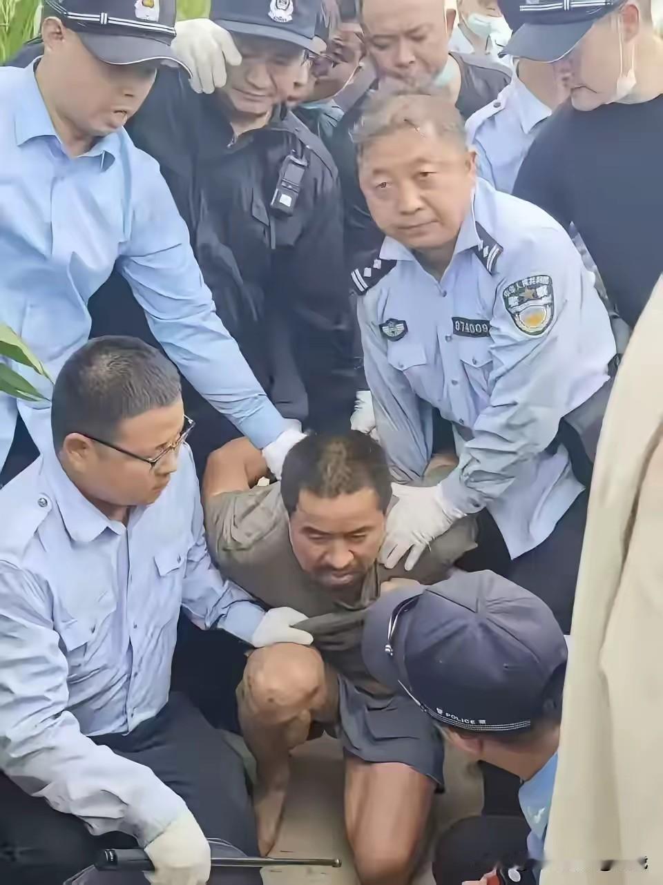 经过近十天的全城搜捕，夏付钢终于落网了！8月8日16时许，嫌疑人（夏付钢）在漯