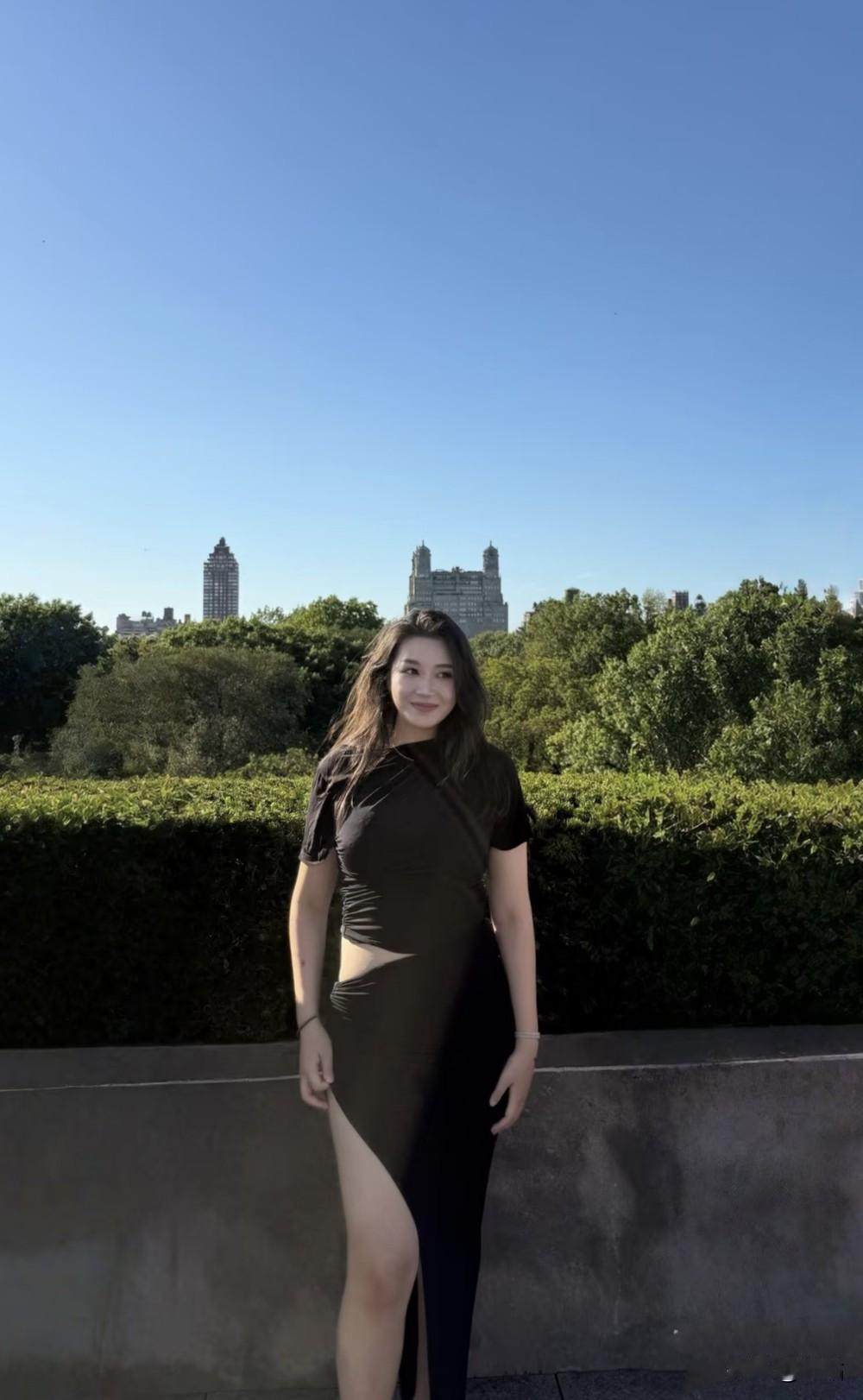 美图欣赏，看图写诗​《黑裙映城》一袭墨裙自然凉，楼间风过带书香。转