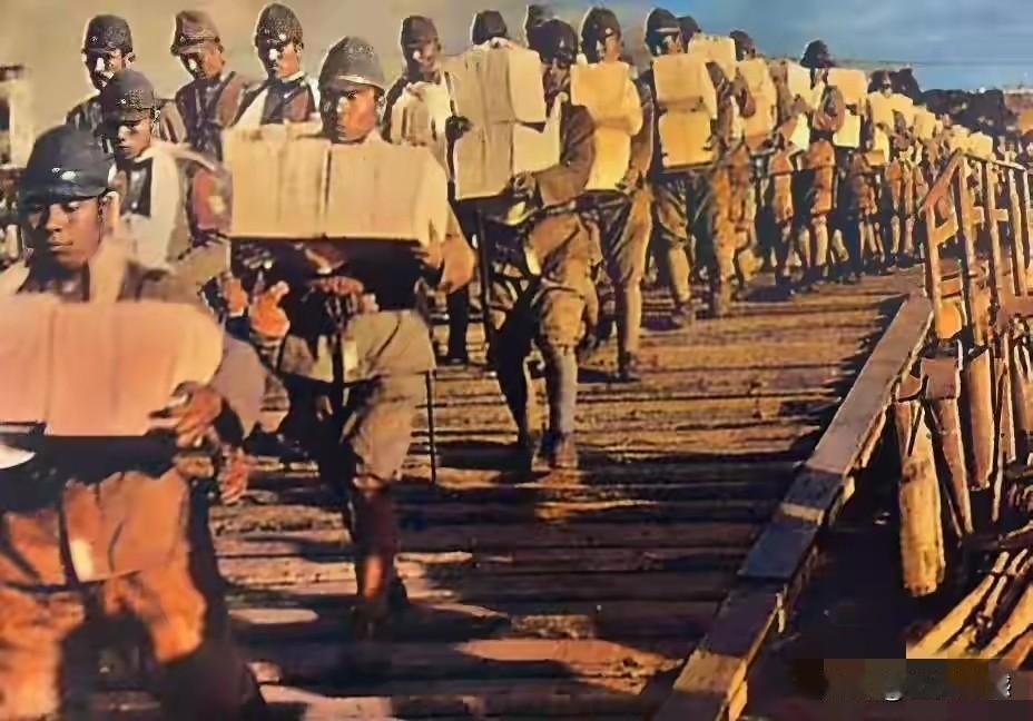 这群日本鬼子脖子上都挂两个白色的小盒，一开始不知道这里面装的是什么东西，后来查看