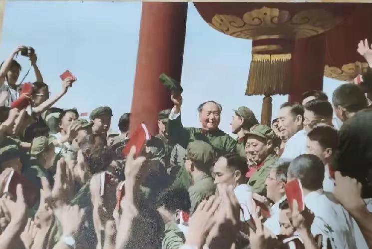 这张是毛主席和老百姓的真实合影，都看看吧，群众满怀深情簇拥在伟人周围，值得怀念。
