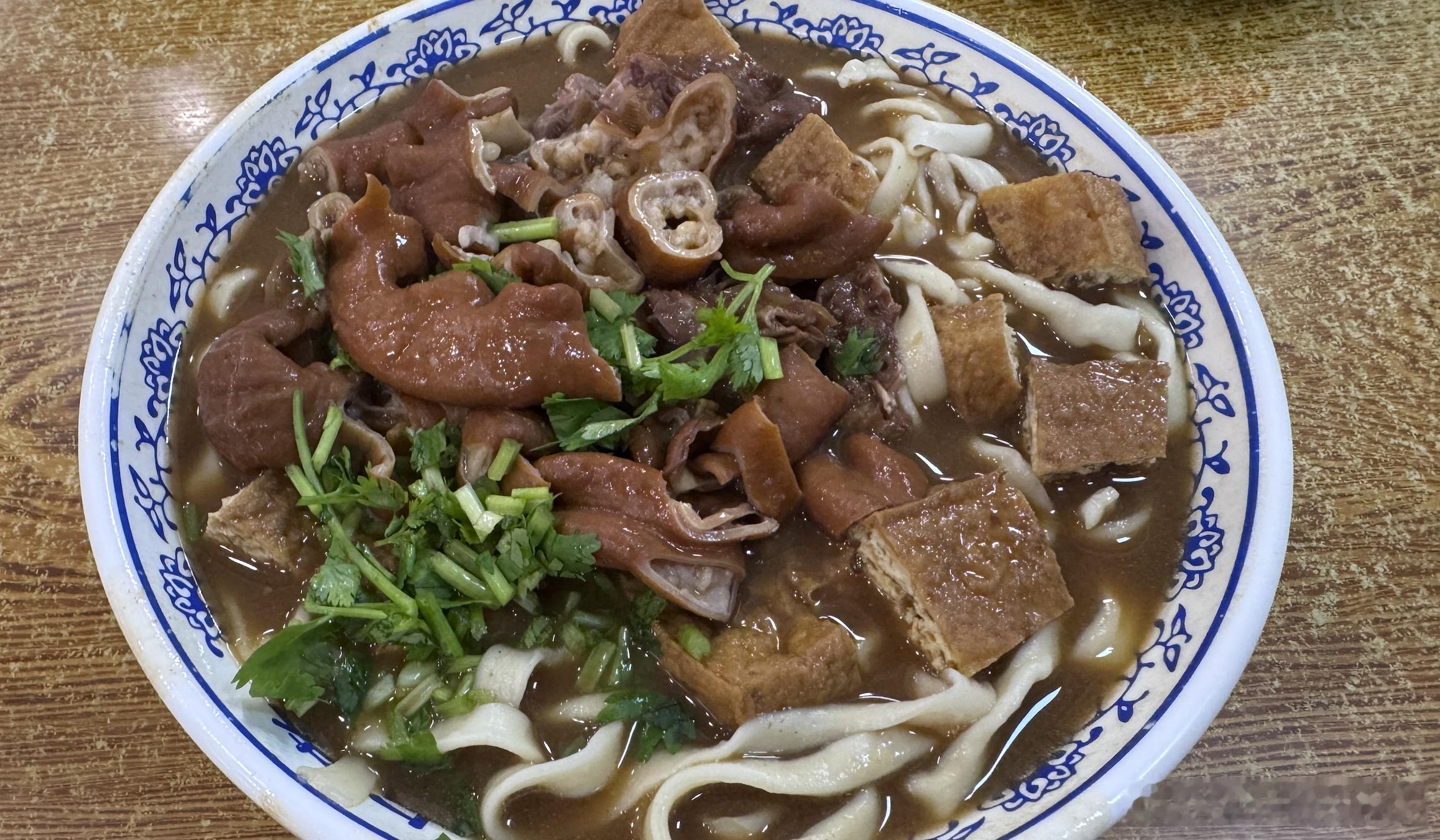 以前大部分车企开发布会，看到有小字备注，基本上不重要。现在某些车企开发布会，在看