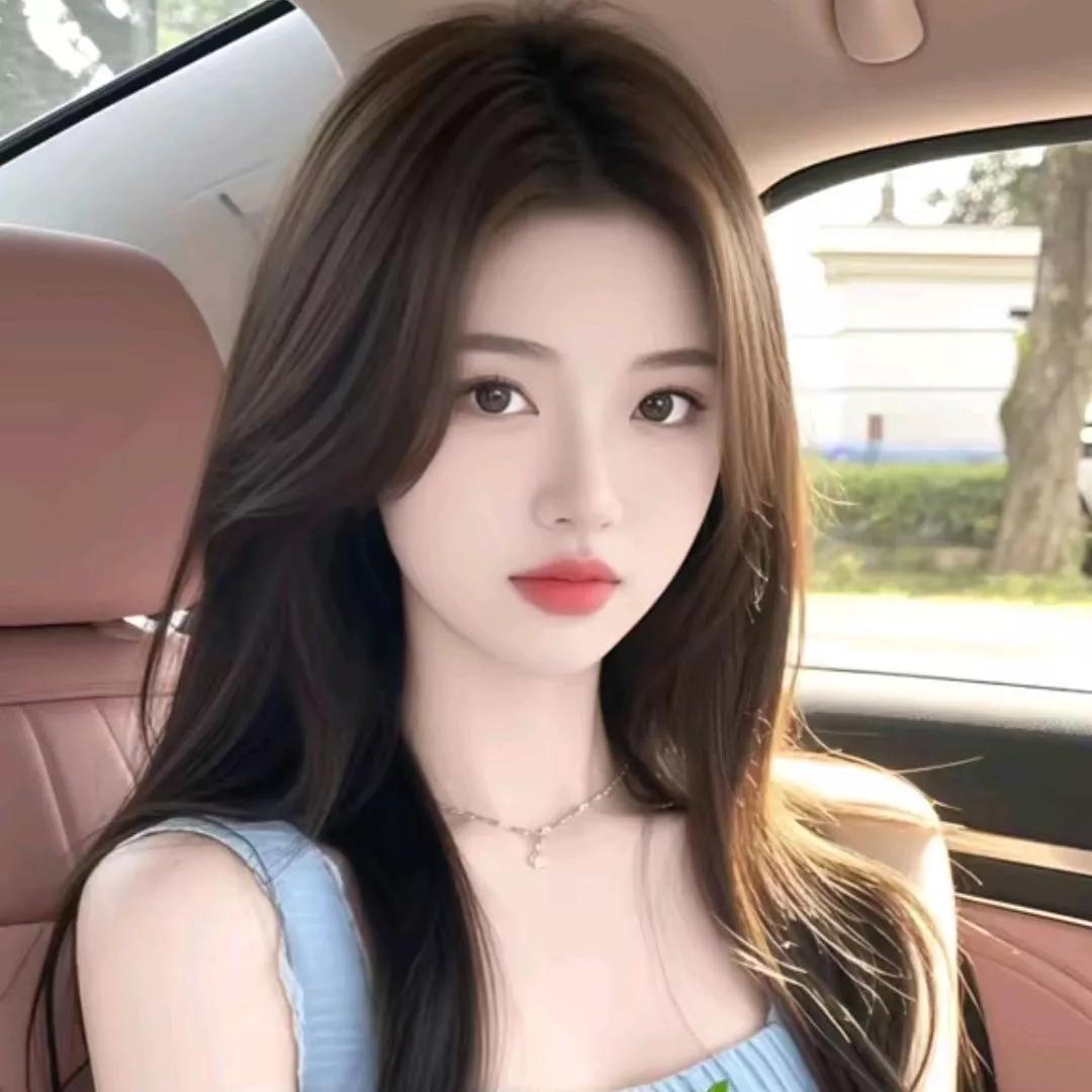 甜美少女在车内，清新妆容自然美。